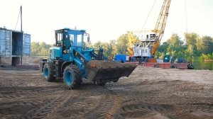 Фронтальный погрузчик VOLNA 102 работает на карьере. Волна 102 в работе.