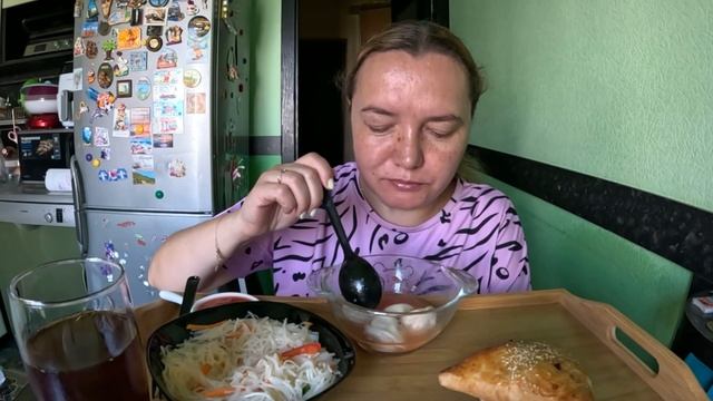 Пельмени с бульоном и хреновиной, салат фунчоза, самса с говядиной. Мукбанг смотреть онлайн