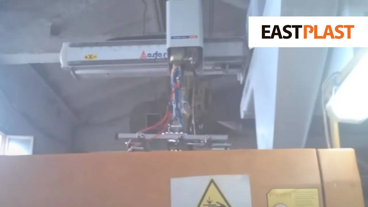 Промышленный робот манипулятор Bomarc 900WS для извлечения изделий и литников из пресс форм смотреть онлайн