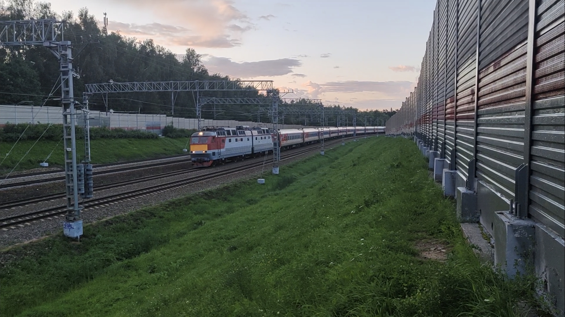 Приветливый! Электровоз ЧС7-082 с пассажирским поездом  Москва - Адлер.