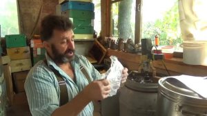 Подкормка сиропом,  ещё и как профилактика от осенней  пади. Если вокруг пасеки ЕЛИ и МОЖЖЕВЕЛЬНИК.