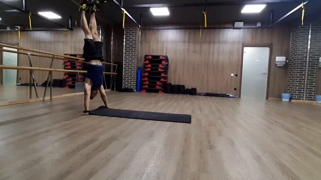 TRX отжимания с выходом в стойку на руках