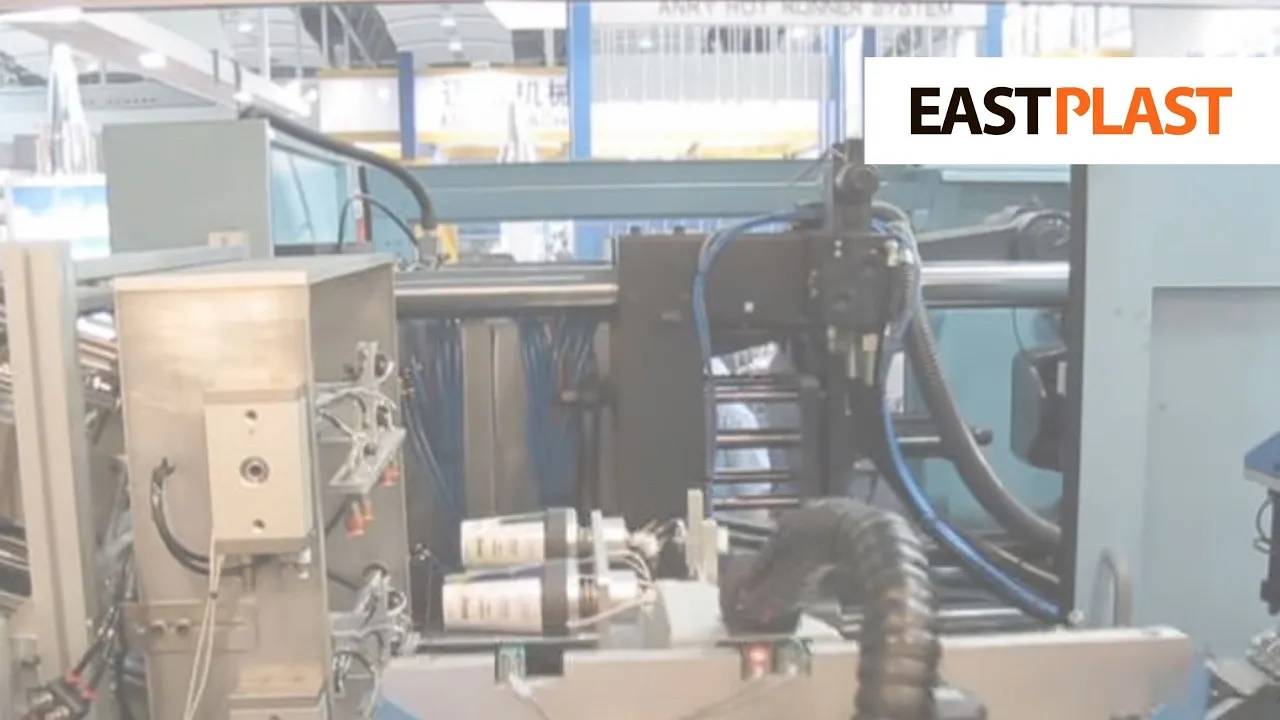 Производство пластиковых стаканов на термопластавтомате и съем их роботом смотреть онлайн