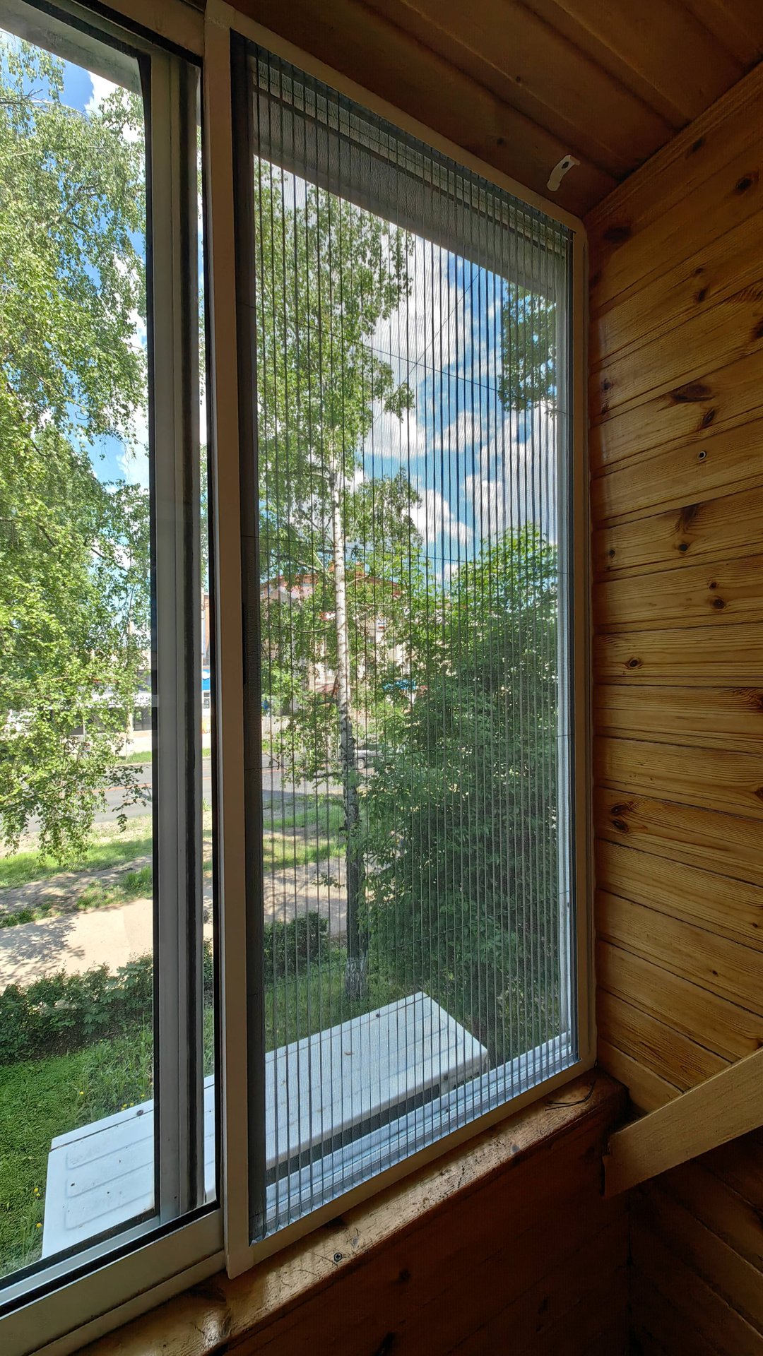 Москитная сетка плиссе установлена на алюминиевые раздвижные окна