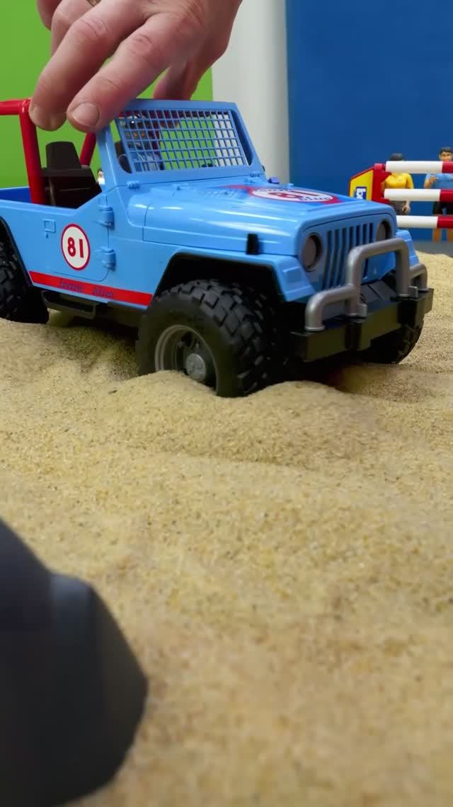 Вездеход Брудер штурмует дюны – большие колёса, огромная мощь! 🚘🏜️ #машинкидлядетей #длямальчиков смотреть онлайн