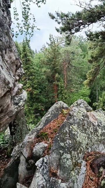 Курумник предательски качается под ногами. Но мы продолжаем штурмовать гору Малиновая.