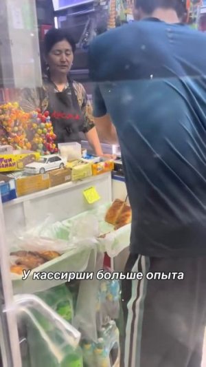 Ограбление дебилам. Всё внимание на продавца.