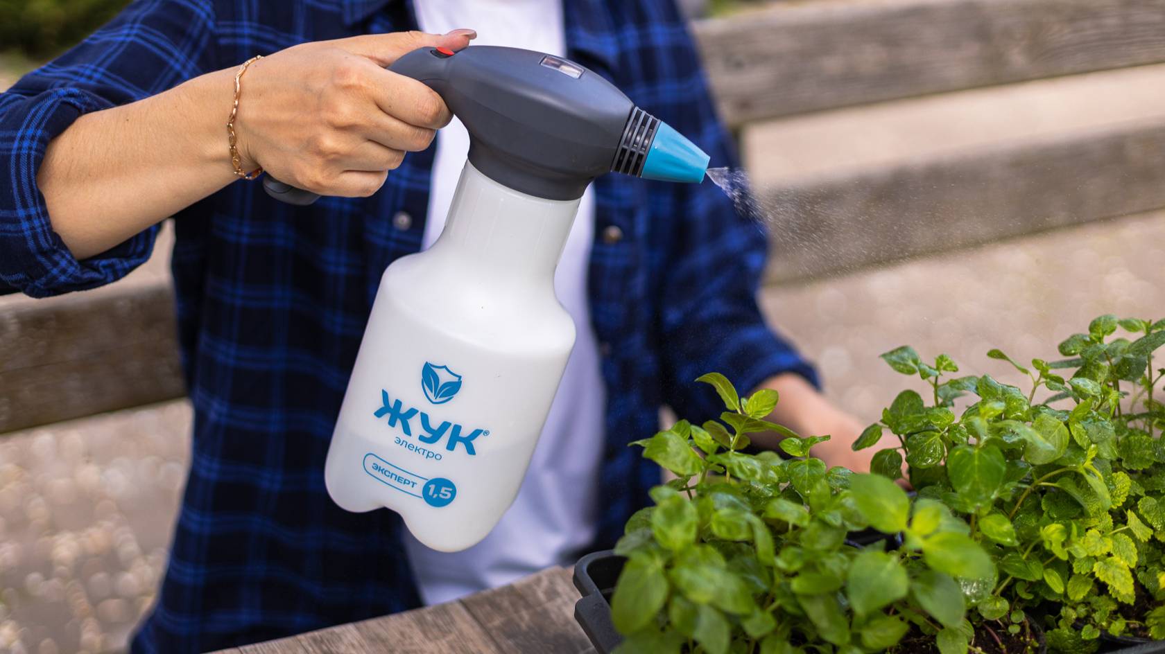 Аккумуляторный ручной опрыскиватель ЖУК Эксперт 1,5 литра смотреть онлайн