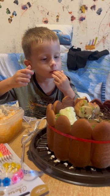 Володя 4 года ест торт