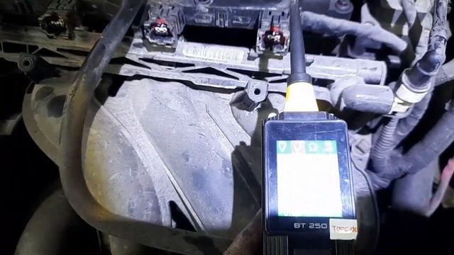 Замена свечей Ford Focus 2. Залили в цилиндры неизвестную жижу. смотреть онлайн