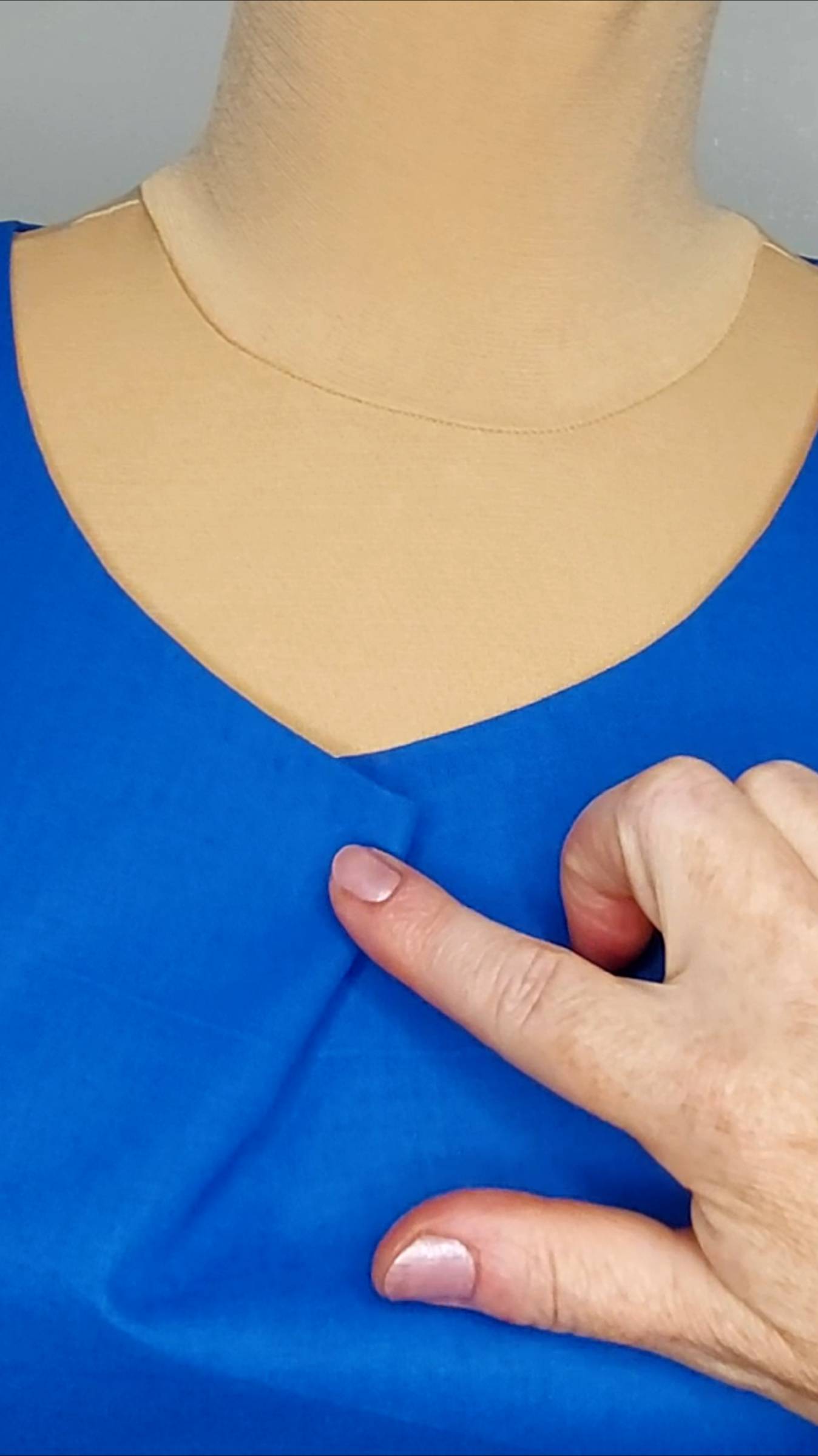 ЛЁГКИЙ ТРЮК: Как уменьшить горловину за 1 минуту! 😲✂️ смотреть онлайн