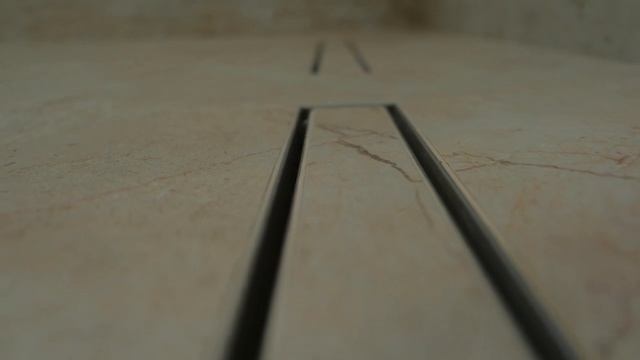 Обзор бани из необрезной доски. Много освещения.