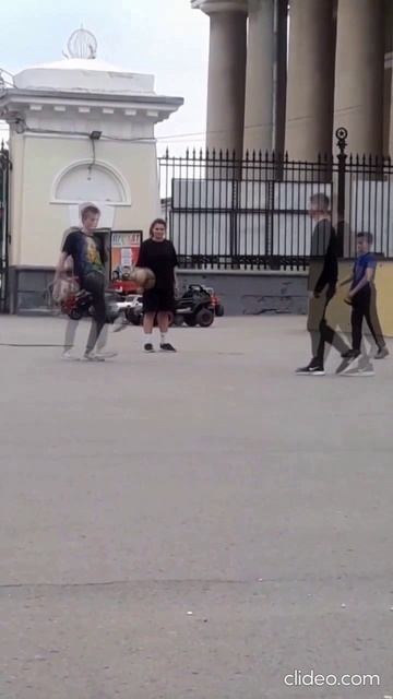 Подростки играют в мяч.