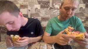 Кто быстрее съест всю еду получит  1000 рублей. Черная икра, хачапури по аджарски , пицца