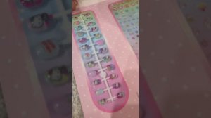 Арина распаковывает покупки