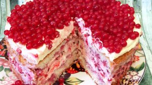 Бисквитный торт с кремом из сливочного творожного сыра и обилием красной смородины.