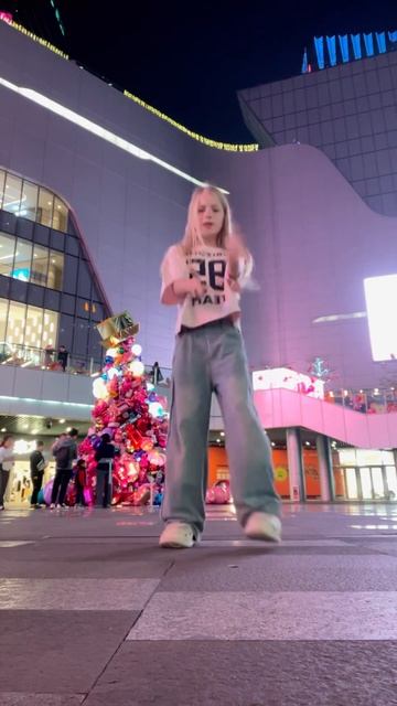 Когда вежливый китаец перешагивает через телефон, чтобы не мешать