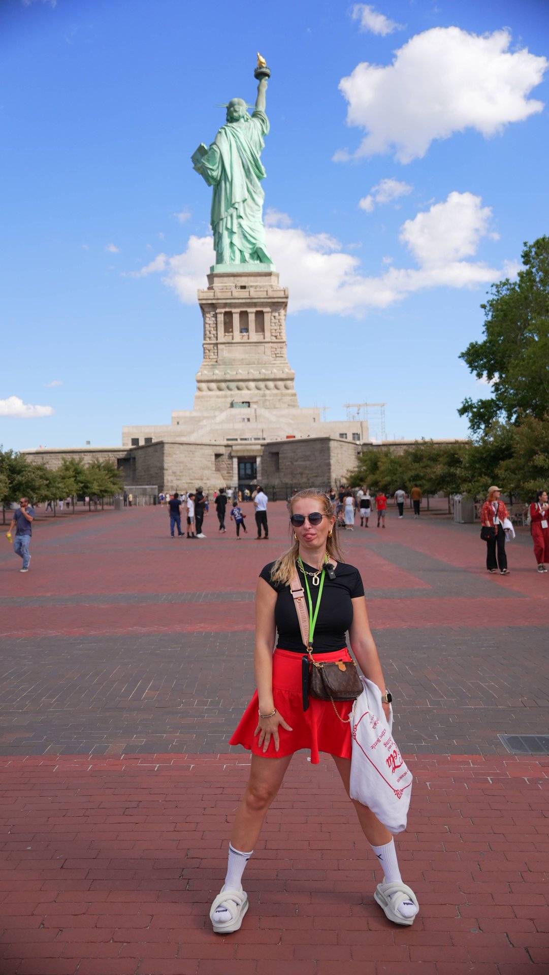 Челябинский пацик впервые в Макдаке Нью-Йорка - ЗАЦЕНИМ ЧТО ДАЮТ! смотреть онлайн