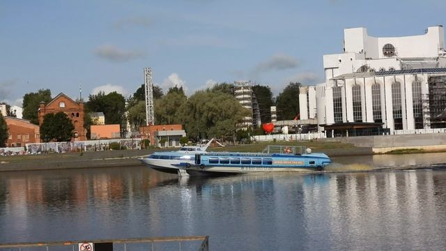 Прогулочный туристический корабль Метеор на подводных крыльях в Великом Новгороде, 08.08.2025 смотреть онлайн