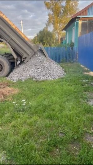 Выгрузка щебня.