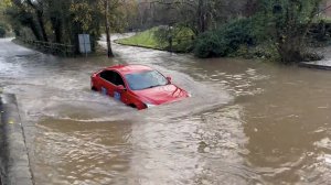Машины едут по затопленной дороге