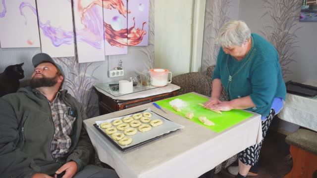 Попал сын не вовремя когда мама готовила плюшки ВЕСЁЛЫЙ ДЕНЁК ДРУЖНОЙ СЕМЬИ ИЗ СИБИРИ смотреть онлайн