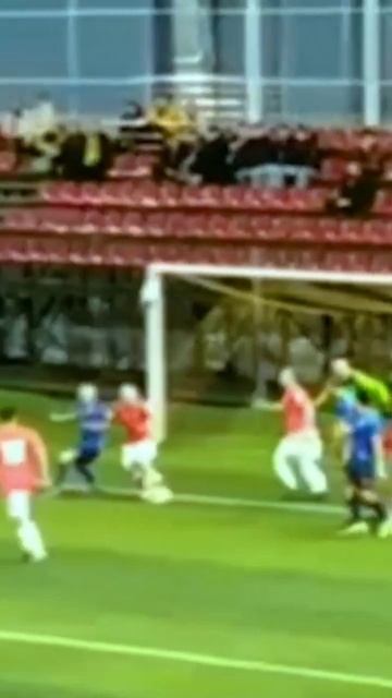 Гол через себя на последней минуте матча спасает очко команды. Вау! #whomore #ктобольше