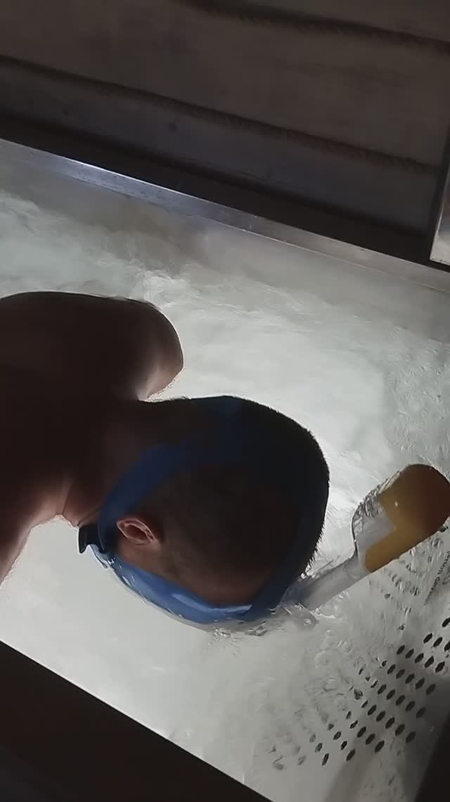 Положение при флайпампинге лицом вниз при помощи плавательной маски