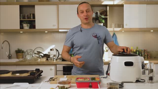 Василий Емельяненко готовит курицу с рисом в мультиварке-скороварке REDMOND | Ланч-бокс смотреть онлайн