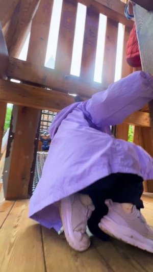 ДЕВОЧКА КАТАЕТСЯ С ГОРКИ