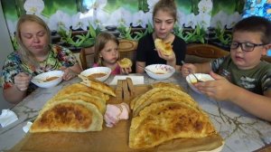 мукбанг  чебуреки и борщ