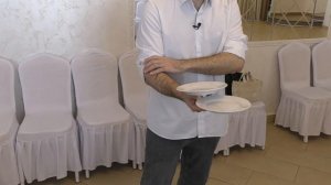 Как официанту правильно ходить, держать поднос и носить тарелки в ресторане 🧑🍳🍽️