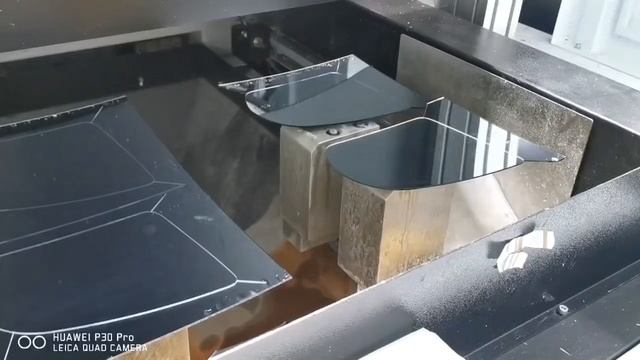 Пикосекундный станок для резки стекла - резка автомобильного зеркала заднего вида - XTLASER смотреть онлайн