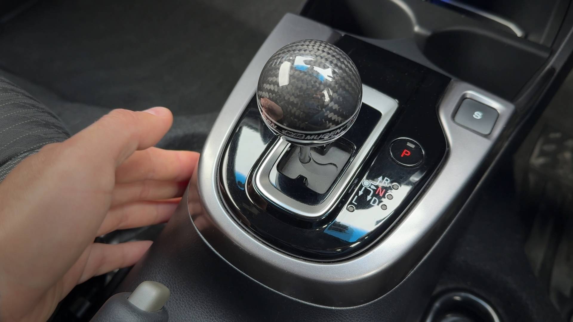 Скрип центральной консоли Honda FIT GP5 Hybrid смотреть онлайн