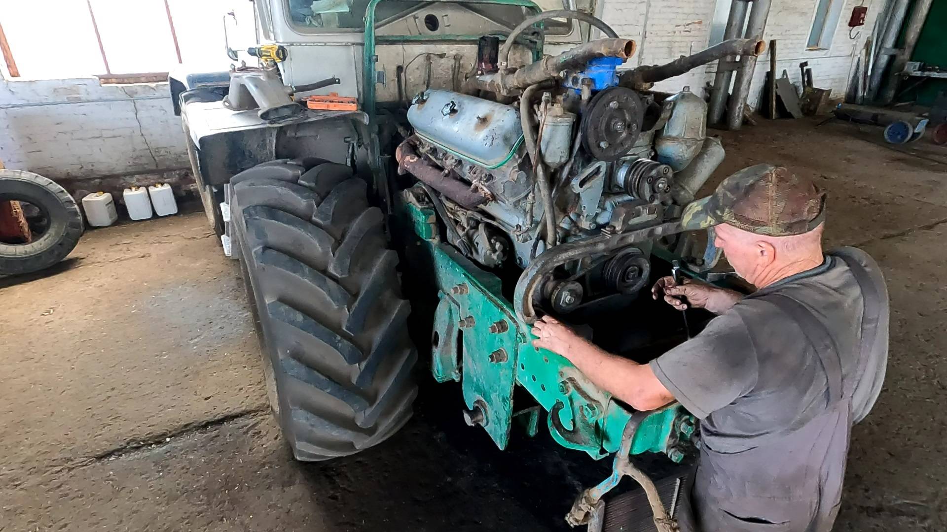 Рабочие будни продолжаются, мы с Анатольевичем на месте, трактор тоже! смотреть онлайн