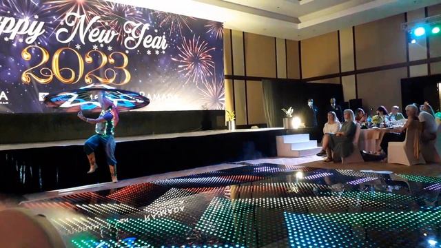 Как танцуют Тануру в Арабских Эмиратах. Мужской суфийский танец с юбками и бубнами смотреть онлайн