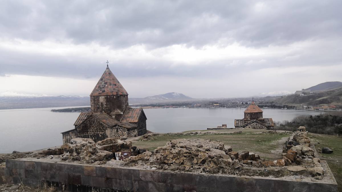 Озеро Севан и монастырь Севанаванк основанный в 874 году смотреть онлайн