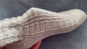 Мужские носки простым красивым узором