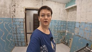Начали РЕМОНТ на кухне! Убираем старую кухню, демонтируем панели и обои! Разговорились с МАСТЕРАМИ)