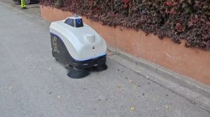 Kokobots S7 беспилотный промышленный робот-пылесос, уборка на территории учебного центра.