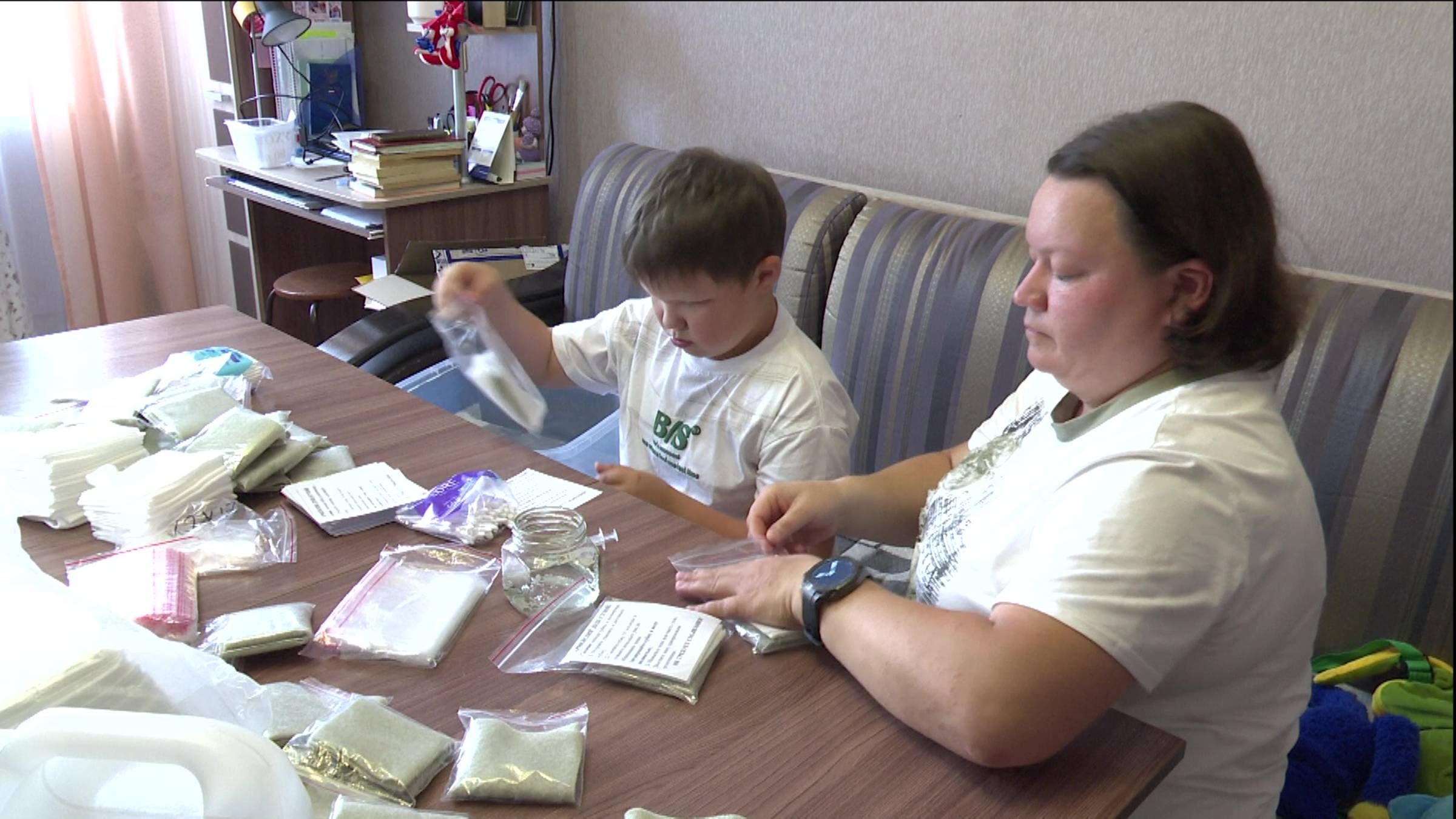 Особенный мальчик из Нурлата Ким Васильев делает сухой душ для участников СВО смотреть онлайн