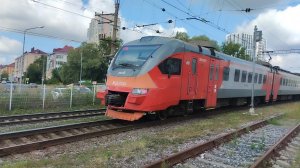 Проезжает электропоезд ЭП2Д-0203 "Сурская стрела"