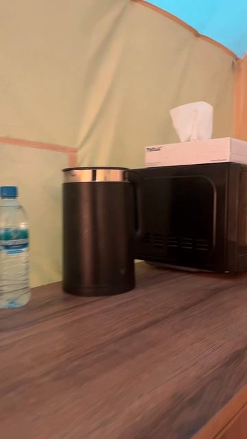 Уютный глэмпинг "Тайгара" в таежном лесу Шерегеша вдоль горной реки смотреть онлайн