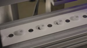 Маркировка ПЭТ крышки. Двухцветная печать, предсериализация. Сохранение производственных скоростей