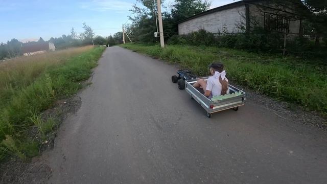 Traxxas X-maxx тащит прицеп с девочкой