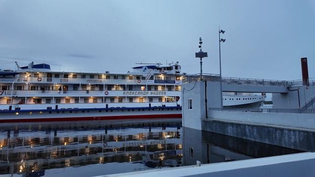 Прибытие теплохода к пристани речного вокзала Пермь I смотреть онлайн