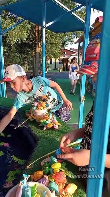 На рыбалке 🐠 Рыба сама прыгает в сачок 🤣 смотреть онлайн