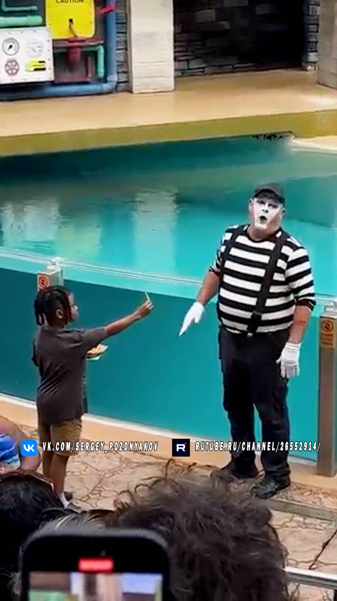 Добрый мальчик и Том-мим творят чудеса в Seaworld смотреть онлайн