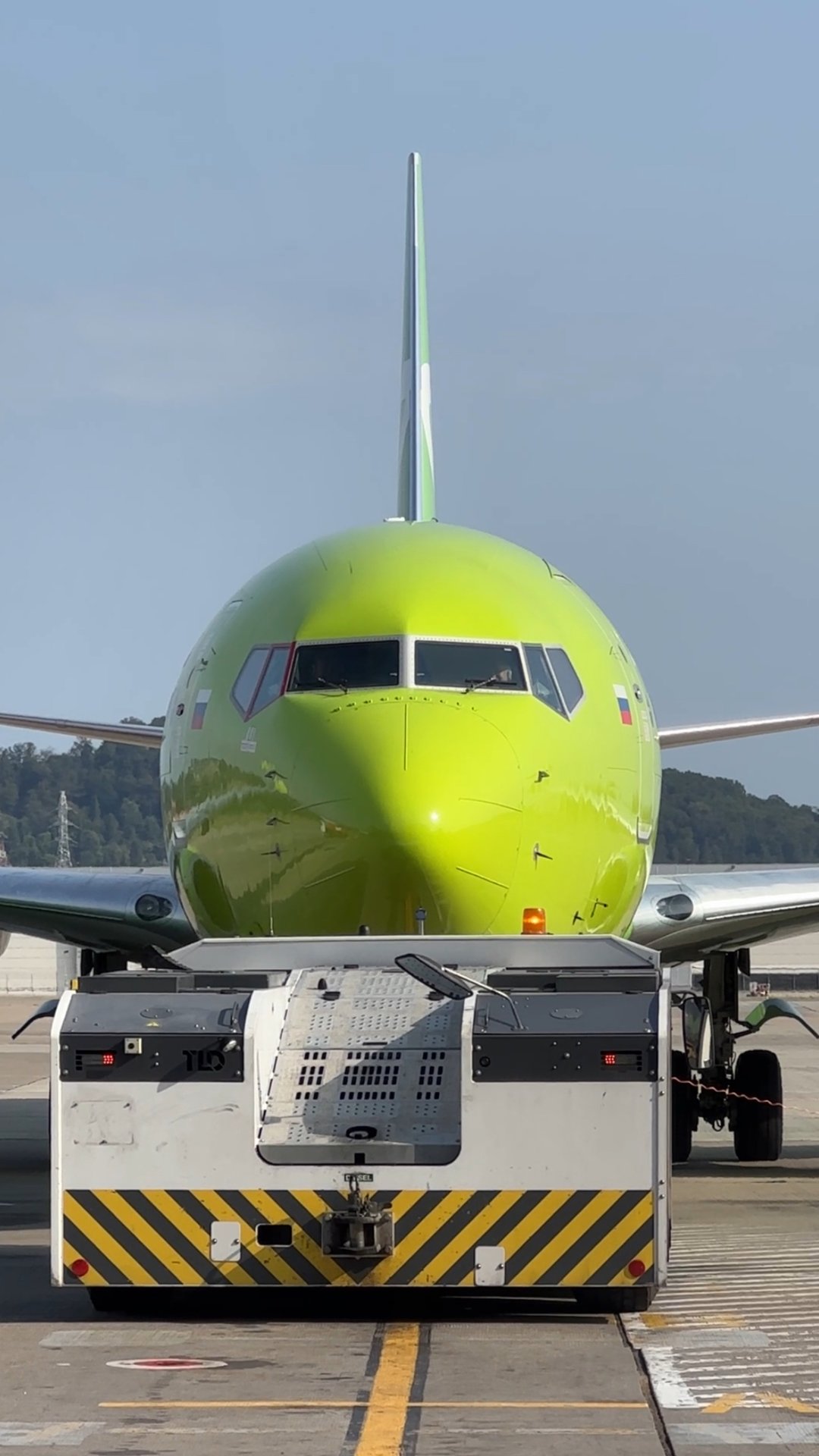 Выталкивают с помощью аэродромного тягача Boeing 737-800NG S7 Airlines в аэропорту Сочи смотреть онлайн