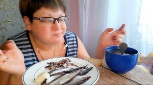 Не буду чистить,буду жрать так/Вот так килька вкуснота,жру с кишками/Мастер пришел, пришлось прерват